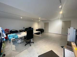 *** A LOUER *** Bureau ou surface commerciale idéalement situé à proximité du centre-ville, au sein d’un immeuble entièrement rénové au...