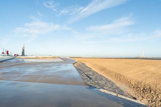 <p><strong>Te koop: gezellig appartement in de Langestraat, hartje Oostende, op wandelafstand van het strand en het station</strong></p>

<p> </p>

<p>Dit charmante appartement, gelegen in een rustig deel van het centrum, combineert een centrale ligging met een aangename woonomgeving. Dankzij de nabijheid van het treinstation en het openbaar vervoer is het perfect bereikbaar. Bovendien zijn er geen syndicuskosten, wat een belangrijke financiële troef is. De ligging op wandelafstand van het strand maakt het ideaal voor wie graag geniet van de zee en de stad.</p>

<p> </p>

<p><strong>Indeling</strong><br />Gelijkvloers: Living met natuurlijke lichtinval en directe toegang tot de koer. Een functionele keuken met basisvoorzieningen. Aansluitend een slaapkamer met voldoende ruimte voor een dubbel bed en grote kasten. Een badkamer badkamer met douche en wastafel. Een apart toilet en een koer als buitenruimte</p>

<p> </p>

<p><strong>Troeven</strong></p>

<ul><li>Geen syndicuskosten</li><li>Centraal gelegen nabij strand en openbaar vervoer</li><li>Rustige ligging in het stadscentrum</li></ul>

<p> </p>

<p><strong>Neem vandaag nog contact op met Guilliano via +32475345476 voor een bezoek.</strong></p>

<p><br /><strong>JOUW DROOMHUIS. ZO GEVONDEN!</strong></p>