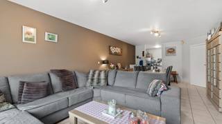 Op zoek naar een comfortabel appartement met een gunstige EPC-score?<br />Dan is dit gezellig appartement aan de Koolmijnlaan te Houthalen-Helchteren zeker een bezoek waard.<br /><br />Het appartement werd gebouwd in 2002 en beschikt over een bewoonbare oppervlakte van 81 m² exclusief het terras.<br />Gelegen op een centrale locatie met winkels, scholen en openbaar vervoer op wandelafstand.<br />Dankzij de vlotte verbinding met de E314 bereikt u bovendien snel Genk, Hasselt en omliggende gemeenten.<br /><br /><u>Troeven van dit appartement:</u><br />✔ Gelijkvloers<br />✔ 2 slaapkamers<br />✔ Aangenaam en rustig terras<br />✔ Energiezuinig met een EPC-score van 126 kWh/m² (label B)<br />✔ Privatieve garage (afsluitbaar)<br />✔ Centrale en vlot bereikbare ligging<br />✔ ...<br /><br /><u>Indeling</u><br />Via de inkomhal bereikt u de verschillende leefruimtes van het appartement.<br />De lichtrijke woonkamer vormt samen met de keuken een aangename leefomgeving.<br />Verder beschikt het appartement over een afzonderlijk toilet, een badkamer, twee slaapkamers en een praktische wasplaats.<br /><br />De bijhorende garage zorgt voor extra comfort en opslagmogelijkheden.<br /><br /><u>Documenten</u><br />Het EPC-verslag en het grondplan kan u eenvoudig downloaden in bijlage.<br /><br />Momenteel wordt het appartement verhuurd.<br />Voor meer info over de verhuring kan u contact met ons opnemen.<br /><br />Interesse?<br />Contacteer ons gerust voor meer informatie of een bezichtiging ter plaatse. Wij laten u dit appartement graag ontdekken.<br />