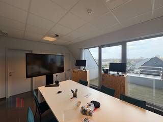 Strategisch gelegen kantoorruimte van 396 m² te huur. Op amper 800 meter van de Knokkebaan met een snelle verbinding naar het op- en afrittencomplex van de E40 te Aalter. Ook met het openbaar vervoer vlot bereikbaar, station en bushalte op slechts 800 meter.<br /><br />De instapklare kantoren zijn <strong>praktisch ingedeeld</strong> met aparte ruimtes op de tweede verdieping en een landschapskantoor op de 3e verdieping. Verder beschikt de ruimte over o.a. een kitchenette, sanitaire voorziening en airconditioning. Grote raampartijen zorgen voor veel natuurlijke lichtinval. Tevens zijn de ruimtes voorzien van ruime <strong>terrassen</strong>.<br />4 bovengrondse <strong>parkeerplaatsen </strong>voorzien.<br /><br />Beschikbaar vanaf september 2026.<br /><br />Contacteer <strong>PANORAMA B2B GENT KANTOREN</strong> voor bijkomende (technische) inlichtingen, plannen of een vrijblijvend plaatsbezoek<strong> 0477 44 39 30</strong>.