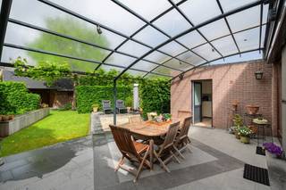 Instapklare half open bebouwing op een perceel van 400 m² in een kindvriendelijke, autoluwe woonwijk, bestaande uit: inkomhal met apart toilet en vestiaire, riante woonkamer op parketvloer met veel lichtinval en voorzien van haard, volledig ingerichte en open keuken. Ruime garage voorzien van automatische poort en aansluitend een extra berging / wasplaats voorzien van douche en sauna. Op de verdieping zijn er 3 mooie slaapkamers en een badkamer voorzien van inloopdouche, lavabomeubel en toilet. Voorts beschikt de woning over een bergzolder, ruime oprit met carport en prachtig aangelegde tuin met terras, tuinberging en ideale zuid-west oriëntatie. PVC schrijnwerk met dubbele beglazing en rolluiken, alarm, 15 zonnepanelen (3.675 Wp) met nog lopende groenestroomcertificaten. Deze woning is asbestvrij. Kortom een woning die reeds verschillende renovaties onderging, gelegen op een rustige locatie te Ranst en op wandelafstand van het centrum! EPC: 390 kWh/m². Beschikbaar bij akte.