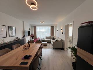 Zeer gunstig gelegen appartement op de 3de verdieping. Inkomhal met aparte wc & bergplaats voor wasmachine en droogkast, mooie lichtrijke living...
