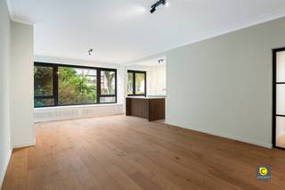 <p><span>Hoogwaardig gerenoveerd 3-slaapkamer appartement met terras op toplocatie !</span></p><p><span>Dit recent volledig gerenoveerde appartement (2025) is gelegen op het gelijkvloers van de prestigieuze Prins Boudewijnlaan 84 te Wilrijk. Bij binnenkomst in de ruime inkomhal wordt u meteen verwelkomd door de doorlopende parketvloer die over het hele appartement aanwezig is en een warme, tijdloze sfeer uitstraalt.</span></p><p><span>Locatie:</span><span><br />De Prins Boudewijnlaan is één van de meest gegeerde lanen van Wilrijk, rustig en residentieel maar toch vlakbij het centrum. U bevindt zich op wandelafstand van winkels, scholen, parken en openbaar vervoer. De uitstekende verbindingen naar Antwerpen en omliggende gemeenten maken deze locatie zowel praktisch als aantrekkelijk.</span></p><p><span>Indeling:</span></p><p><span>Via de karaktervolle gietijzeren dubbele deur betreedt u de riante leefruimte met open keuken van maar liefst 46 m². De keuken is afgewerkt met hoogwaardige materialen en beschikt over alle moderne voorzieningen, ideaal voor zowel culinaire creaties als gezellige momenten met familie en vrienden. Naast de keuken vindt u een praktische berging met ingemaakte kasten en voldoende plaats voor wasmachine en droogkast.</span></p><p><span>De inkomhal biedt tevens toegang tot een aparte gastentoilet en een ingemaakte kast, waardoor functionaliteit en comfort perfect worden gecombineerd. De moderne, strak afgewerkte badkamer is voorzien van een inloopdouche en een dubbele lavabo, uitgevoerd in hoogwaardige materialen die een luxe uitstraling geven.</span></p><p><span>Achteraan het appartement liggen de 3 slaapkamers, waaronder de ruime master bedroom van 17 m². De twee andere slaapkamers zijn eveneens voorzien van ingemaakte kasten, waardoor u extra opbergruimte heeft zonder in te boeten op esthetiek.</span></p><p><span>Het appartement wordt verkocht onder opschortende voorwaarde van het verkrijgen van een vergunning voor het terras. Het voorziene terras van 12 m², voorzien van een houten schutting van circa 2 meter hoog, biedt een aangename buitenruimte met maximale privacy perfect voor ontspannen of een gezellig aperitief.</span></p><p><span>Optioneel kan er een garagebox worden aangekocht voor 27.500 euro, wat extra comfort en gemak biedt in deze drukbezochte wijk. </span></p><p><span>Extra troeven:</span></p><ul><li><span>Toplocatie in Wilrijk, nabij winkels, scholen en openbaar vervoer</span></li><li><span>EPC B energiezuinig en duurzaam</span></li><li><span>Asbestveilig</span></li><li><span>Elektriciteit volledig conform</span></li><li><span>3 ruime slaapkamers met ingemaakte kasten</span></li><li><span>Hoogwaardig gerenoveerd in 2025, instapklaar</span></li><li><span>Mogelijkheid tot aankoop garagebox</span></li></ul><p><span>Dit appartement combineert stijlvol wonen, praktische indeling en moderne comfort op een van de meest gegeerde locaties van Wilrijk. Een unieke kans voor wie op zoek is naar een kwalitatief afgewerkt appartement met een persoonlijke touch en extra buitenruimte.</span></p>