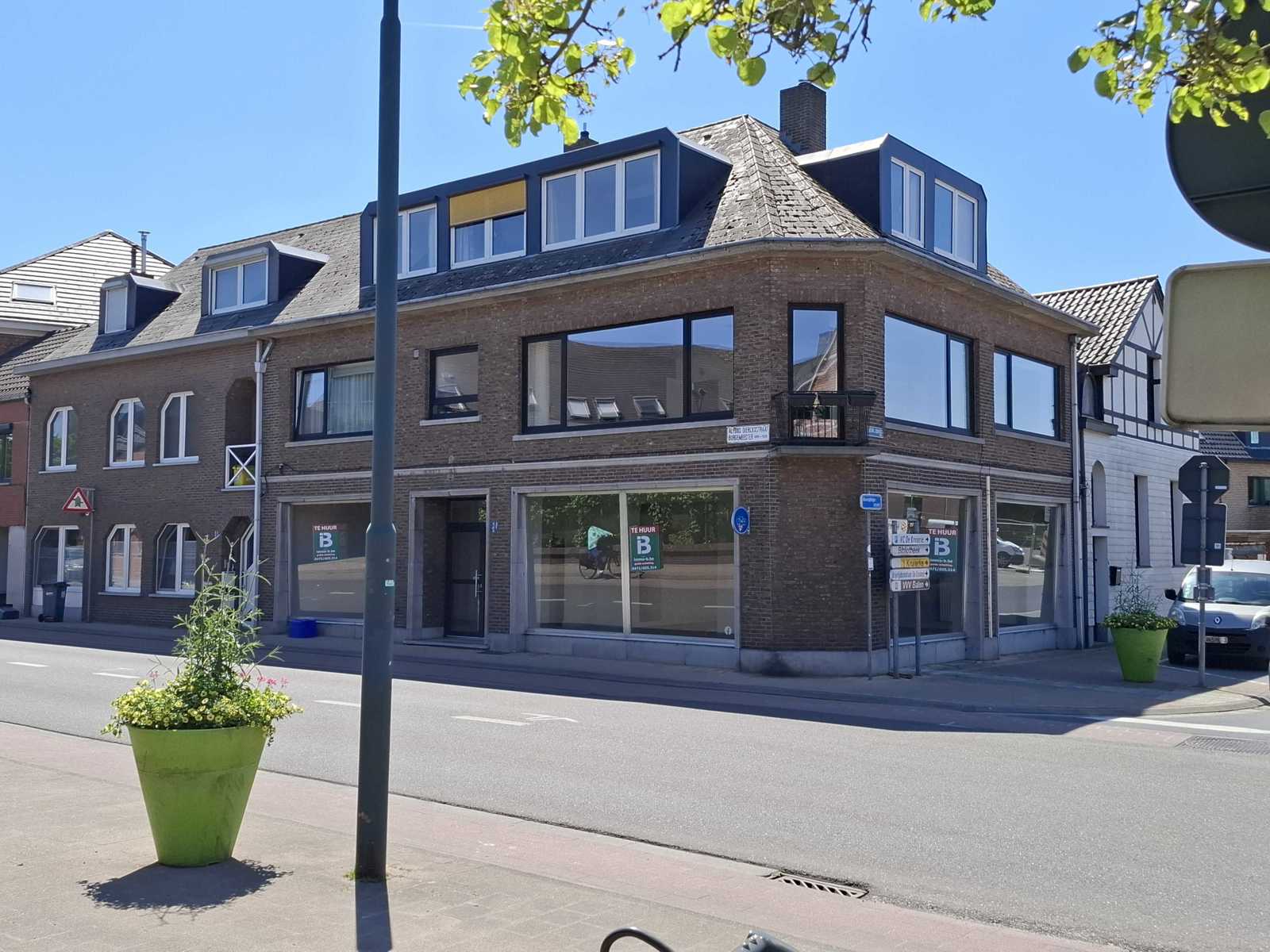 Commercieel hoekpand met veel etalageruimte en natuurlijke lichtinval - foto 1