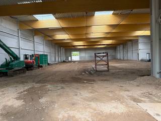 Wommelgem modern magazijn van 720m² met kantoren verdeeld over 2 verdiepingen van 225m² in de industriezone van Wommelgem.<br />Modern magazijn met hoogte van +/- 9m.<br />Goed gelegen nabij het rondpunt in Wijnegem.<br /><br />- Magazijn 720m²<br />- Kantoor op 2 verdiepingen langs de straatkant van 225m²<br />- 1 ruime sectionaal poort van 4,5 op 5m<br />- Parkings