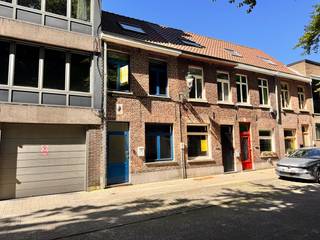 Brugge CENTRUM, nabij ’t ZAND en VESTINGEN I<u><strong>NSTAPKLAAR energiezuinig WOONHUIS</strong></u> met koertje en 3 slaapkamers.<br />Alle winkels, scholen, openbaar vervoer en station in de buurt <br />Gelijkvloers met inkom met gastentoilet, living , ingerichte recent vernieuwde keuken ( vaatwasser, elektro keramische kookplaat, combi, oven-microgolfoven, grote frigo), wasruimte met aansluiting voor wasmachine, koertje.<br />Op de 1 é Verdieping : 1 mooie slaapkamer, badkamer met ligbad en douchestaaf en lavabo, apart toilet op de overloop, 2 é slaapkamer/bureau/dressing.<br />Op de dakverdieping: 1 ruime lichtrijke slaapkamer.<br />Alle nutsvoorzieningen aanwezig. Aluminium ramen met Dubbel glas, ingebouwde horren, Centrale verwarming met slimme thermostatische radiatorknoppen, condensatieketel, geïsoleerd dak, Internet aanwezig. Juist VERHUIZEN !<br /><br />Ideaal voor gezin, voor koppel of alleenstaande, ideaal voor studenten, ideaal voor starters of investeerders.<br />