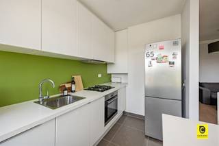 <p><span>Dit comfortabele appartement ligt op de tweede verdieping van een kleinschalig en goed onderhouden gebouw, te vinden in een rustige woonwijk. Het recent-gerenoveerde én geïsoleerde dak zorgen voor een prima EPC score. Het commercieel centrum van Wilrijk is op wandelafstand verwijderd en voor een verdere uitstap zijn snelwegen en invalswegen vlakbij. Wie liever de rust opzoekt zal ongetwijfeld baat hebben bij de omliggende parken. Kortom: een centraal gelegen appartement voor wie een kalme omgeving ook zeker welkom is.</span></p><p><span> </span></p><p><span>Binnenkomen doen we via een praktische inkomhal waar een handige ruimte is om jassen en schoenen op te bergen. Apart toilet is hier ook aanwezig.</span></p><p><span> </span></p><p><span>De woonkamer geniet van een fijne lichtinval met voldoende plaats voor een grote eettafel en een gezellig salon.</span></p><p><span> </span></p><p><span>Aangrenzend ligt de keuken, dewelke is uitgerust met gasvuur, oven en vaatwasser; de koelkast staat apart. De talrijke witte inbouwkasten maken deze uiterst functioneel, de groene accentmuur zorgt voor een frisse uitstraling.</span></p><p><span> </span></p><p><span>Het appartement beschikt over twee slaapkamers. De grootste van de twee is ruim en heeft genoeg plaats voor bed en kleerkast. De tweede slaapkamer wordt vandaag als vestiaire gebruikt, waarbij een muur werd aangekleed met ingemaakte kasten. Verder is hier nog een fijn balkon te vinden.</span></p><p><span> </span></p><p><span>De badkamer is praktisch en onderhoudsvriendelijk en omvat een ligbad met douche en dubbele lavabo met enkele kasten. Deze kamer werd net herschilderd, op termijn zou een opfrissing wellicht op zijn plaats zijn.</span></p><p><span> </span></p><p><span>Bovenop het appartement is er nog toegang tot een volledig afgewerkte 'zolder'ruimte die ook nog een mooie oppervlakte kent. Vandaag is hier al een aansluiting voor wasmachine en droogkast te vinden, alsook een warmtepomp die de ruimte verwarmt en koelt. Deze kamer kan perfect gebruikt worden als creatief atelier, bureauruimte of eventueel als derde slaapkamer. Aanvullend geeft deze kamer uit op het platte dak, dat eventueel de mogelijkheid biedt om aan te kleden als een gezellig dakterras.</span></p><p><span> </span></p><p><span>Ten slotte hoort er bij het appartement nog een ruime garagebox. Ook op de oprit ervoor kunnen nog twee auto's geparkeerd staan. De garage is aan te kopen voor € 25.000.</span></p><p><span> </span></p><p><span>Troeven</span></p><p><span> </span></p><ul><li><span>Rustige buurt, toch centraal gelegen</span></li><li><span>Kleinschalig gebouw, lage gemeenschappelijke kost (€50/M)</span></li><li><span>Geïsoleerd dak</span></li><li><span>Goed EPC</span></li><li><span>Handige polyvalente 'zolder'</span></li><li><span>Grote garagebox</span></li></ul>