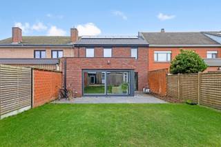 Vlakbij de Sint-Pieterskerk vinden we deze recente woning terug. (bouwjaar 2024) Een verrassend ruim woonvolume werd hier opgetrokken met...