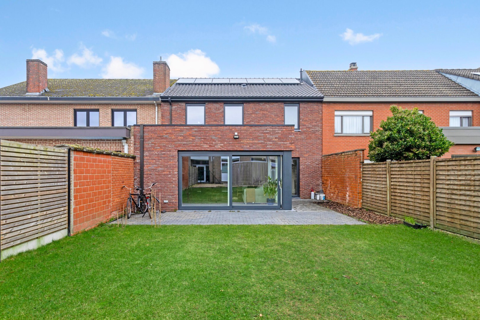 Ruime nieuwbouw met home-office, 3 slaapkamers, tuin met uitweg &amp; garage. (aankoop aan 2% mogelijk!) - foto 1