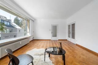 <p><span>Situation</span></p><p><span>Un cadre de vie paisible à deux pas de la ville.</span></p><p><span>Une rue large et calme avec des places de stationnement devant la porte, tout en étant à deux pas de l'Antwerpsesteenweg, avec ses nombreux commerces, ses restaurants et ses transports en commun.</span></p><p><span> </span></p><p><span>Joli appartement de 2 chambres</span></p><p><span>Vous entrez dans une résidence soignée des années '60, dotée d’une entrée lumineuse et d’un escalier ouvert.</span></p><p><span>L'appartement se trouve au premier étage et vous en ressentez immédiatement l'ambiance.</span></p><p><span> </span></p><p><span>Un vaste hall d’entrée avec un vestiaire encastré vous accueille. </span></p><p><span>Derrière la double porte vitrée se trouve le salon, doté d’un magnifique parquet, d’une cheminée pleine de charme et de grandes fenêtres qui laissent entrer la lumière à flots. </span></p><p><span>Une porte donne accès à la cuisine, dont les dimensions vous surprendront.</span></p><p><span> </span></p><p><span>Le hall d’entrée constitue le cœur battant de l’appartement. </span></p><p><span>De là, vous accédez aux toilettes séparées, à la salle de bains avec baignoire et à deux chambres à part entière, chacune dotée de son propre espace de rangement. </span></p><p><span>L’une des chambres donne accès à la terrasse, d’où l’on admire des arbres matures. </span></p><p><span> </span></p><p><span>Enfin, un débarras au sous-sol et un garage sur le terrain sont inclus dans le prix.</span></p><p><span>Deux atouts qui rendent la vie quotidienne bien plus agréable.</span></p><p><span> </span></p>