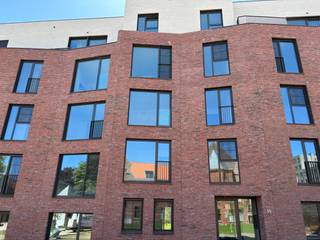 Ben je op zoek naar een nieuw plekje in het bruisende centrum van Leuven? Dit moderne nieuwbouwappartement biedt de perfecte balans tussen rust en de levendige stadsomgeving, en is bovendien direct beschikbaar!<br /><br />Gelegen in het nieuwe, duurzame woonproject Burenberg, biedt deze sfeervolle locatie een eigentijdse woonomgeving midden in de stad met een goede verbinding met de autosnelweg of openbaar vervoer.<br /><br />Het appartement is gelegen op de 2e verdieping en omvat een inkomhal met apart toilet en twee slaapkamers. De lichtrijke leefruimte bevat een volledig uitgeruste open keuken met eiland.<br />Het overdekte terras van 10m² vormt een mooie extra troef waar u het ganse jaar van kan genieten. Slaapkamer 1 beschikt over een annex badkamer met regendouche, toilet en lavabomeubel met LED-spiegel, de andere over een doucheruimte met lavabo en LED-spiegel.<br />Verder is er nog technische opbergruimte met aansluitingen voor een wasmachine en droogkast. <br />In de ondergrondse verdieping beschikt het appartement bovendien over één privatieve autostaanplaats, een kelderberging en een privatieve fietsenberging. Er kan een tweede autostaanplaats (met laadpaal) gehuurd worden aan 100 euro per maand.<br /><br />Dankzij de bijna energie-neutrale afwerking geniet je hier van een hoog wooncomfort. Het appartement wordt verwarmd door vloerverwarming via een geothermisch net en een ventilatiesysteem.<br />De vloerverwarming kan passief koelen en voor de zeer warme dagen beschikt u over een design-airco element in de leefruimte. Het EPC-certificaat is nog onderweg maar een zeer degelijke A-score is gegarandeerd!<br /><br />Het appartement werd volledig geschilderd en wordt nog voorzien van lichtarmaturen, gordijnen en vliegenramen. In beide slaapkamers en de inkomhal worden ingebouwde kasten voorzien.<br /><strong>Kortom, een comfortabel, modern en energiezuinig appartement dat vanaf 1 juli beschikbaar is voor bewoning!</strong><br /><br />De huurprijs bedraagt €1550 per maand, met € 90 provisie per maand voor het onderhoud en verbruik van de gemeenschappelijke delen. Nutsvoorzieningen zijn apart af te sluiten.<br /><br />Lijkt dit ruime, moderne en uitstekend gelegen 2-slaapkamerappartement echt iets voor jou? Wees er dan snel bij en maak zelf een afspraak via onze online agenda onder 'bezoekmoment kiezen. Of neem gerust contact met ons op voor verdere informatie of om een bezichtiging te regelen, via telefoon op 016 23 90 81 (elke weekdag bereikbaar tussen 10u en 13u). Dit is een geweldige kans die u niet wilt missen!