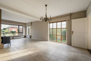 In een rustige verkaveling gelegen, een te renoveren, gelijkvloerse woning met een bewoonbare oppervlakte van ± 133 m² (excl. garage) op een...