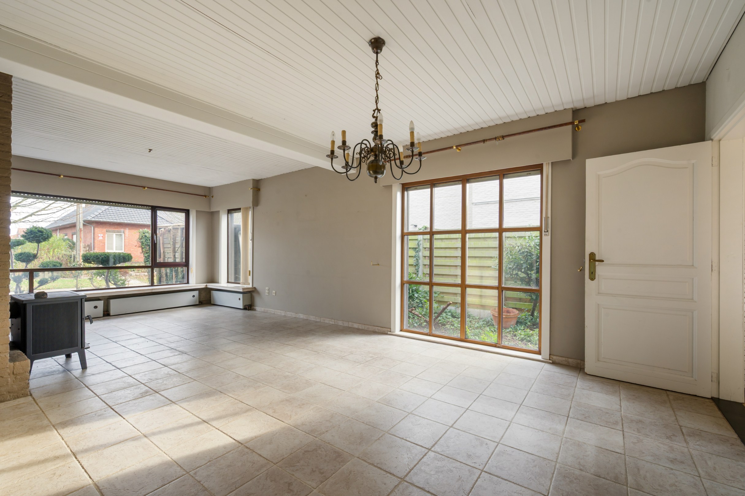 Te renoveren laagbouw met 3 slaapkamers en garage op perceel van 759m² - foto 2