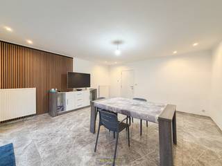 INSTAPKLARE STADSWONING op wandelafstand in het CENTRUM VAN RONSE. Deze perfect onderhouden woning is gelegen in een VERKEERSLUWE STRAAT en...