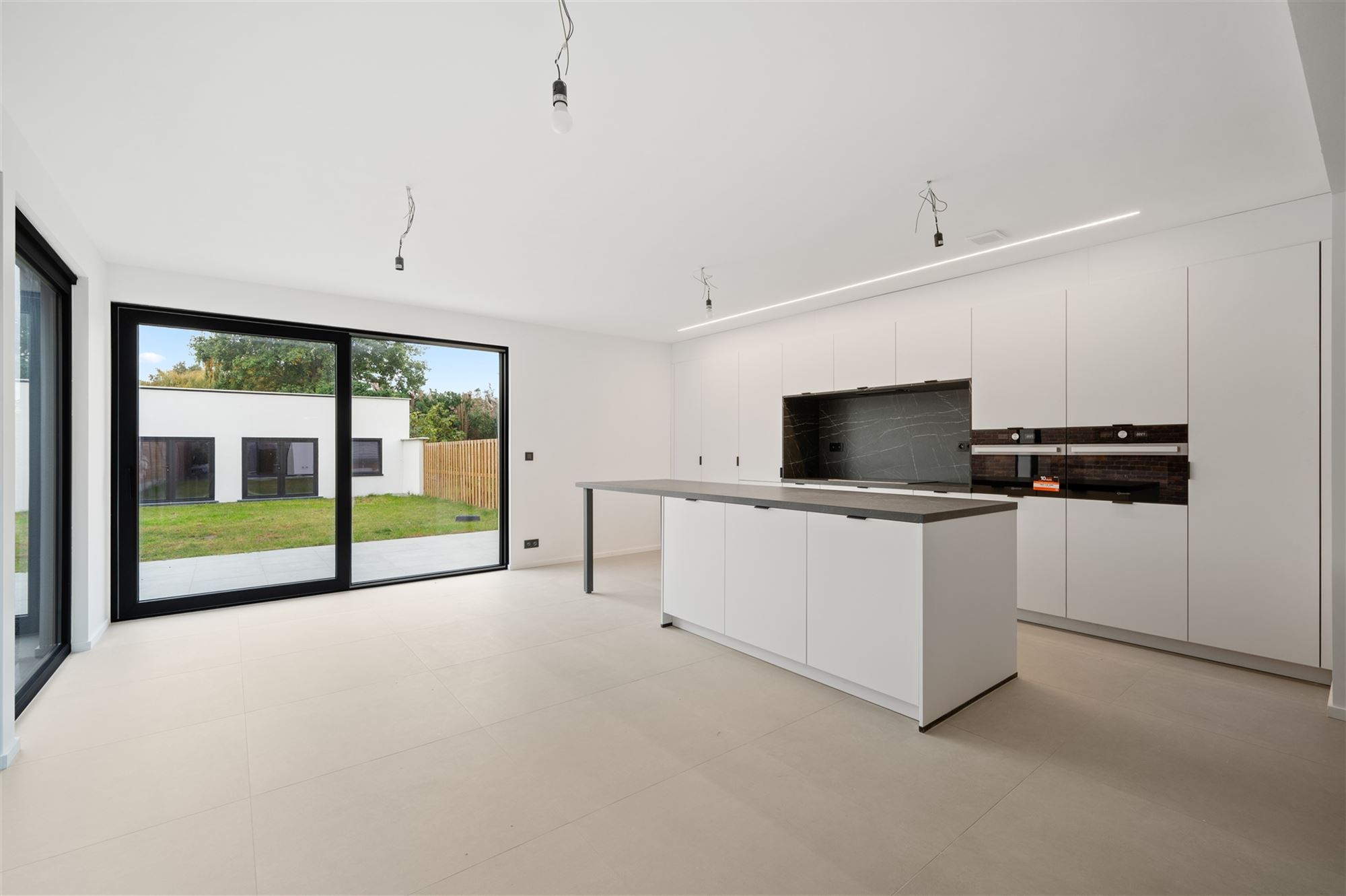 Halfopen bebouwing met 4 kamers, bureel en bijgebouw - foto 5