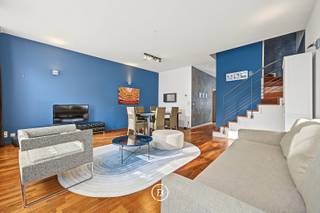 Op een centrale locatie in het hart van Brussel bevindt zich deze ruime duplex van maar liefst 127 m², gelegen op de derde verdieping van een verzorgd gebouw. Dankzij de royale oppervlakte, de twee slaapkamers en de indeling over twee verdiepingen biedt deze woning een aangename combinatie van ruimte, comfort en privacy.<br /><br />De duplex beschikt over een ruime leefruimte die voldoende mogelijkheden biedt voor een comfortabele zithoek en een afzonderlijke eetplaats. De keuken sluit hier praktisch op aan en vormt samen met de leefruimte een aangename plek om te wonen en te ontspannen.<br /><br />De woning beschikt over twee slaapkamers. De indeling zorgt voor een duidelijke scheiding tussen de leef- en slaapruimtes en biedt daardoor een aangenaam gevoel van ruimte en privacy. Daarnaast is er een badkamer en zijn er de nodige praktische voorzieningen aanwezig.<br /><br />De ligging is een absolute troef. Vanuit de woning bereikt u op korte wandelafstand de Grote Markt, talrijke winkels, restaurants, cafés en culturele bezienswaardigheden. <br /><br />Gemeenschappelijke lasten: €135/maand<br />Provisie (water, verwarming, verzekering): €150/maand