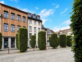 INSTAPKLARE OPBRENGSTEIGENDOM op een TOPLOCATIE in het CENTRUM van LESSEN. Dit INVESTERINGSPROJECT omvat 3 APPARTEMENTEN en een HANDELSGEDEELTE (verdeeld over 2 verdiepingen). Het pand werd GEBOUWD IN 2004-2005 en steeds goed onderhouden. Alle voorzieningen bevinden zich OP KORTE AFSTAND en geniet van enorm veel VISIBILITEIT op de GROTE MARKT VAN LESSINES. Dus de PERFECTE LOCATIE om zowel een eigen HANDELSZAAK een boost te geven en/of HUURDERS aan te trekken.<br /><br />- Handelsgedeelte: Praktijkruimtes en bureaus, niet verhuurd<br />- Appartement 1: 2 slaapkamers, <strong>verhuurd (750 euro) </strong><br />- Appartement 2: 2 slaapkamers, <strong>verhuurd (720 euro) </strong><br />- Appartement 3: 1 slaapkamer,<strong> verhuurd (690 euro)</strong><br /><br />Adres: Grand Place 8 te Lessen