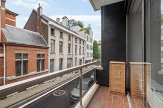 Middenin het kloppende hart van Antwerpen vind je dit appartement terug, waar men geniet van een ideale combinatie tussen rust en het het...