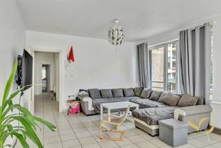 Op een ideale locatie in de wijk Broeck in Anderlecht, vlakbij Westland Shopping, op de 2e verdieping van een recent gebouw, bieden wij u dit prachtige appartement van 109 m² + terras. Het biedt: inkomhal, een grote, lichtrijke woonkamer (33 m²), een prachtig terras op het zuiden, een halfopen keuken en een wasruimte, drie slaapkamers (17 m², 9 m² en 9 m²), een doucheruimte met toilet, een badkamer en een apart toilet. Kelder. Twee parkeerplaatsen (25.000 € per plaats). EPC: E. Dit appartement zal u bekoren door zijn lichte karakter, de ruime woonkamer en het prachtige terras. Een bezichtiging is een must!