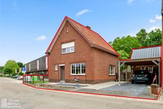 Zoek je een instapklare en energiezuinige thuis waar je gewoon meteen kunt intrekken?<br />Deze in 2021 gerenoveerde woning ligt in het hart van Testelt. Met de kleuter- en lagere school vlakbij verloopt de ochtendrush met de kinderen een pak rustiger. Bovendien liggen ook het openbaar vervoer, gezellige buurtwinkels en uitgestrekte wandel- en fietsroutes op een boogscheut van je voordeur.<br /><br />Tijdens de verbouwingen is er flink geïnvesteerd in duurzaamheid en comfort. De muren, het dak én het plafond van de kelder werden grondig geïsoleerd. Samen met de nieuwe ramen, deuren en de efficiënte gascondensatieketel uit 2021 zorgt dit voor een lage energiefactuur, wat zich tegelijk reflecteert in een EPC label  B. De elektrische installatie is conform en er is nergens asbest aanwezig.<br />Naast het huis vind je de omheinde tuin, waar je in alle rust kan ontspannen terwijl de kinderen veilig buiten spelen. Je auto stal je gemakkelijk onder de carport of op de oprit, die makkelijk plaats biedt aan wel drie voertuigen. In de ruime tuinberging kun je heel wat spullen kwijt.<br />Deze woning is momenteel verhuurd.<br /><br /><strong>INDELING</strong><br /><br /><strong>Gelijkvloers:</strong> Inkom, woonkamer met open keuken, berging. Tuin en terras. Ruime oprit met carport en royaal tuinhuis.<br /><strong>1ste verdieping:</strong> Badkamer, 2 slaapkamers, 2 kleine dressings <br /><strong>Keldertje.</strong><br /><br />Ervaar zelf de vele voordelen van deze woning tijdens een persoonlijke rondleiding.<br />Maak vandaag nog je afspraak.<br />Mail naar info@immopersyn.be of bel 013 444 008.