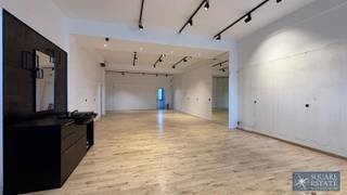 Square Estate presenteert u deze prachtige winkelruimte met een oppervlakte van 110 m² aan het prestigieuze Marktplein in Wemmel.Deze winkelruimte...