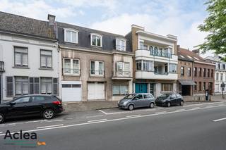In het centrum van Eeklo vinden we deze ruim opgetrokken stadswoning terug op een perceel van 165m² met een bewoonbare oppervlakte van maar...