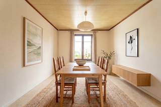 Info : bruxelles.ouest@weinvest.be of 02 315 77 22 <br /><br />Appartement van +/- 96m², gelegen nabij het centrum en het Zuidstation, in een klein gebouw zonder lasten en zonder lift. Het omvat een mooie woonkamer, een functionele keuken, een badkamer, en een zolder die is omgebouwd tot twee comfortabele slaapkamers, plus een zolder voor opslag en een kelder. Hoewel het appartement enkele opfrissingswerken nodig heeft, biedt het de mogelijkheid om het om te vormen tot een gezellige woonruimte. <br /><br />De elektrische installatie is niet conform, wat de mogelijkheid biedt om te moderniseren en aan de normen te voldoen waar nodig. Bovendien is de ligging van dit pand dichtbij alle voorzieningen zoals openbaar vervoer, het treinstation, scholen en winkels. Het bevindt zich ook in een snel ontwikkelende buurt, wat een steeds verbeterende woonomgeving biedt voor de bewoners. Aanvullende details: individuele gas- en elektriciteitsmeters, individuele gasboiler, houten ramen met dubbele beglazing. Mis deze unieke kans niet om te investeren in dit appartement, zowel voor een eerste aankoop als voor verhuurinkomsten. Momenteel verhuurd. <br /><br />Neem vandaag nog contact met ons op om een bezichtiging te regelen! De belangrijkste kenmerken van het appartement zijn het potentieel en de strategische ligging. <br /><br />EPC 2de verdieping > F - CO2 : 59kg/(m².jaar) - 297 [kWhEP/(m².jaar)] - Mis al onze exclusiviteiten niet op onze website: WWW.WEINVEST.BE