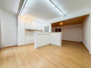 Dit gebouw met 6 wooneenheden is gelegen centrum Torhout in een verkeersluwe straat.De residentie omvat:GELIJKVLOERS - 2 appartementen:- inkomhal en...