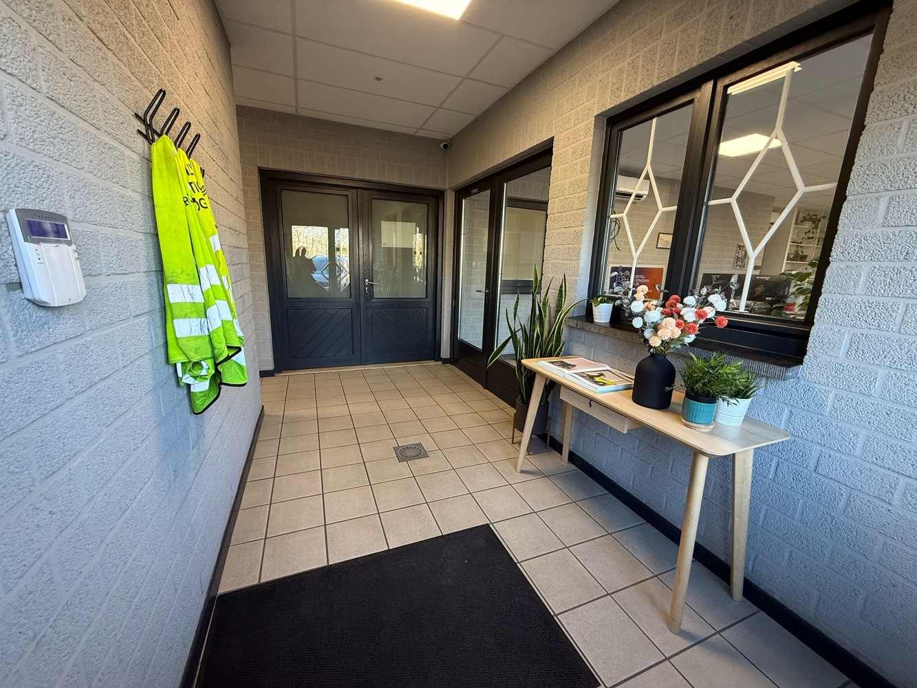 Bedrijfshal met kantoorruimte op uitstekende locatie te Lanaken! - foto 4
