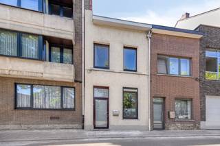 Looking for a cosy home with character and potential? This charming family home in the centre of Tienen enjoys beautiful views over the water and...