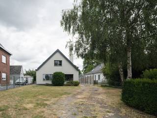 Deze charmante woning, gelegen in de rustige Roskamstraat te Merelbeke, biedt een unieke combinatie van rust en bereikbaarheid. Dit eigendom bevindt zich in een groene, residentiële omgeving met doch een zeer vlotte verbinding naar de belangrijkste invalswegen, Gent en Merelbeke-centrum. Scholen, winkels en openbaar vervoer bevinden zich binnen handbereik, wat deze locatie bijzonder aantrekkelijk maakt voor wie op zoek is naar een rustige thuisbasis zonder in te boeten aan bereikbaarheid.
De woning werd oorspronkelijk gebouwd in 1963 en de voorbije jaren stapsgewijs en met zorg gerenoveerd, waardoor hedendaags comfort en de charme van weleer perfect samengaan. Het pand staat op een perceel van maar liefst 1.238 m², wat garant staat voor privacy en buitenruimte in overvloed.
De woning betreedt u via de ruime inkomhal met afzonderlijk gastentoilet. De hal geeft toegang tot de leef- en eetruimte, die door de grote raampartijen baadt in het natuurlijke licht. Aansluitend vindt u een moderne, volledig uitgeruste keuken, afgewerkt met een hedendaagse tegel die de doorlopende, strakke uitstraling van het gelijkvloers versterkt. Ook de badkamer bevindt zich op deze verdieping en is voorzien van een dubbele lavabo, een inloopdouche en een ligbad. Een aansluitende bureauruimte biedt de nodige flexibiliteit en kan naar wens ook als extra slaapkamer worden ingericht.
Tevens biedt het gelijkvloers een lichtrijke veranda, die dienst doet als extra leefruimte en een prachtig zicht biedt op de aangelegde tuin en groene omgeving.
Op de eerste verdieping bevindt zich de ruime master bedroom, aangevuld met twee bijkomende slaapkamers. Dit verdiep beschikt bovendien over apart sanitair en ruim voldoende bergruimte, ideaal voor een gezin.
Buiten wacht u een prachtig aangelegde tuin, dé plek om tot rust te komen na een drukke dag. De oprit biedt voldoende parkeergelegenheid, terwijl de garage en de ruime tuinberging extra opslagcomfort garanderen.
Kortom, een woning die rust, ruimte en bereikbaarheid moeiteloos combineert. Benieuwd? Contacteer vandaag ons kantoor voor info en plan uw bezichtiging in.