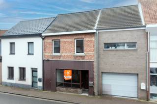 Op zoek naar een instapklare woning op een strategische ligging? Dan is deze charmante gezinswoning met vier volwaardige slaapkamers precies wat...