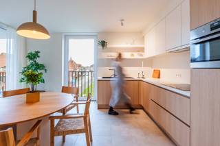 Laatste appartement te koop. In Residentie Geuze St. Louis, op de historische site van Brouwerij Vanhonsebrouck in Ingelmunster, vind je dit instapklare, energiezuinige nieuwbouwappartement.
Je woont centraal, op wandelafstand van winkels, scholen, horeca, openbaar vervoer en het station. Ook natuur en ontspanning liggen vlakbij dankzij het kanaal Roeselare‑Leie en de Mandelvallei.
Het appartement (91,54 m²) bevindt zich op de tweede verdieping en omvat een inkomhal, lichtrijke leefruimte, open ingerichte keuken, berging, 2 slaapkamers, badkamer en een aangenaam terras. De hoge plafonds (2,5 m tot 3 m) en grote ramen zorgen voor een ruim en licht gevoel.
Achter het gebouw is een veilige, afgesloten parkeerhaven met privéparkeerplaatsen. Fietsen kunnen terecht in de gemeenschappelijke fietsenberging.
Ideaal als investering.
Interesse? Contacteer ons voor meer info of plan een bezoek.