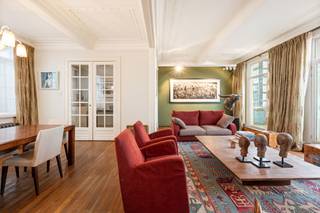 <p><span><span>TREVI Groep presenteert</span>:<span><br />Indeling</span>:<br /><br />Op de hoogste verdieping van een karaktervol art-decogebouw aan de Mechelsesteenweg bevindt zich dit uitzonderlijke penthouse. Een unieke woonplek waar historische grandeur, royale ruimtes en hedendaags comfort samenkomen. Authentieke details, prachtige lichtinval en een westgericht terras met indrukwekkend uitzicht over Antwerpen maken dit appartement bijzonder.</span></p>
<p><span>Het gebouw dateert uit 1922 en werd ontworpen door de gerenommeerde architecten Jan Vanhoenacker, John Van Beurden en Jos Smolderen. Het pand is opgenomen in de Inventaris van het Bouwkundig Erfgoed en vormt een prachtig voorbeeld van de vroege art-decostijl.</span></p>
<p><span>Het appartement werd in 2012 gerenoveerd met oog voor detail en respect voor zijn authentieke karakter. Hoge plafonds, sierlijke moulures, parketvloeren en verfijnde afwerkingen geven het interieur een tijdloze elegantie. De royale leefruimtes en grote raampartijen creëren een uitzonderlijk gevoel van ruimte en licht.</span></p>
<p><span>De ruime leef- en eetkamer vormt het hart van de woning, waar de authentieke architecturale elementen volledig tot hun recht komen. Aansluitend biedt het westgerichte terras een heerlijke plek om van de namiddag- en avondzon te genieten, met een prachtig uitzicht over Antwerpen. De bijzonder ruime keuken biedt tal van mogelijkheden om deze naar eigen smaak en behoeften in te richten.</span></p>
<p><span>Het appartement beschikt over drie volwaardige slaapkamers aan de rustige achterzijde van het gebouw, wat zorgt voor privacy en een aangename scheiding tussen wonen en ontspannen. De hoofdslaapkamer beschikt over een ensuite dressing. De twee overige slaapkamers zijn momenteel ingericht als bureau en tv-kamer en kunnen flexibel worden ingevuld. Dankzij de ligging op de hoogste verdieping geniet u bovendien van extra rust, zonder bovenburen.</span></p>
<p><span>Twee kelderbergingen bieden bijkomende opbergruimte en in het gebouw is een gemeenschappelijke fietsenstalling aanwezig.</span></p>
<p><span>Het appartement heeft momenteel EPC-label D, met potentieel om via gerichte energetische verbeteringen label B te bereiken. Gas- en elektriciteitsmeters zijn individueel; het waterverbruik wordt collectief geregeld. De elektrische keuring en het asbestattest zijn in opmaak.</span></p>
<p><span>De indicatieve maandelijkse gemeenschappelijke kosten bedragen circa € 215, waarvan € 158 werkkapitaal en € 57 reservefonds. Hierin zitten onder meer schoonmaak en onderhoud van de gemeenschappelijke delen, liftonderhoud, brandverzekering, syndicusbeheer, gemeenschappelijke nutsvoorzieningen en reserveringen voor toekomstige werken. Privatief gas- en elektriciteitsverbruik zijn niet inbegrepen. De bedragen zijn onder voorbehoud van de definitieve afrekening.</span></p>
<p><span>Dit penthouse combineert architecturaal erfgoed, karaktervolle ruimtes, licht, privacy en buitenruimte. Een zeldzame opportuniteit voor liefhebbers van authentiek vastgoed en het Antwerpse stadsleven.</span></p>
<p><span><span><br />Locatie</span>:<br /><br />De ligging aan de Mechelsesteenweg is een absolute troef. Op een steenworp van de Nationale Bank, tussen de bruisende Theaterbuurt, het Stadspark en het hippe Zuid, bevindt u zich op een centrale locatie waar het beste van Antwerpen samenkomt.</span></p>
<p><span>Gezellige koffiebars, restaurants, karaktervolle boetieks en culturele hotspots liggen binnen handbereik. Ook het Mechelseplein, de Botanische Tuin, het Theaterplein en de winkelstraten van de binnenstad bevinden zich op wandelafstand.</span></p>
<p><span>Een ideale combinatie van levendig stadsleven en de rust en privacy van wonen hoog boven de stad.<br /><br />Stedenbouwkundige inlichtingen en bodemattest in aanvraag.</span></p>