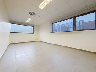 Op zoek naar een werkplek waar je meteen kan starten?Deze instapklare kantoorruimte op de 1ste verdieping heeft alles wat je nodig hebt om zorgeloos...