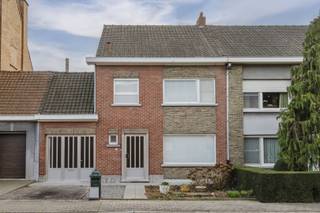 Deze rijwoning is gelegen in de rustige en gezellige Hoevewijk, een kindvriendelijke buurt met een warme bakker net om de hoek en op wandelafstand...