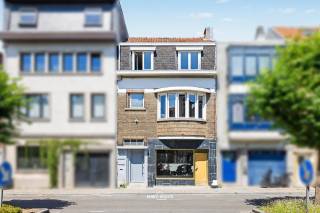 Te renoveren woning met authentieke uitstraling, gelegen in het centrum van Sint-Niklaas. Deze ruime gezinswoning met maar liefst 5 slaapkamers biedt een solide basis en heel wat potentieel voor wie op zoek is naar een renovatieproject met karakter. Dankzij de centrale ligging, de aangename ruimtes en de uitbreidbare indeling vormt dit pand een mooie opportuniteit om een woning volledig naar eigen smaak en comfort in te richten.<br />Op het gelijkvloers bevinden zich een inkomhal, living, keuken, toilet, kelder en een ruime berging, met daarbij een terras. Op de eerste verdieping treft u twee slaapkamers en een badkamer aan. Via een vaste trap bereikt u de tweede verdieping, waar nog drie bijkomende slaapkamers aanwezig zijn, goed voor in totaal 5 slaapkamers.<br />Buiten is er bovendien een werkruimte of magazijntje aanwezig, ideaal voor wie nood heeft aan extra opslag of een eigen atelier.<br />De woning beschikt reeds gedeeltelijk over dubbele beglazing en vormt zo een prima uitgangspunt om deze ruime gezinswoning volledig naar eigen inzicht te renoveren. Op deze woning rust de renovatieplicht vanwege EPC E of F. Dankzij de centrale ligging bevinden winkels, scholen en openbaar vervoer zich op wandelafstand.<br />G-score: C<br />P-score: C<br />Bel of mail ons voor een afspraak op het nummer: 052/46.38.03 of info@uw-huis.be en wie weet tot binnenkort!<br />