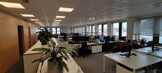 Fenomenaal gelegen kantoorruimte met een oppervlakte van 576 m² en 24 privatieve parkeerplaatsen te huur op amper 400 m van de Leuvensesteenweg en...