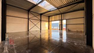 Newly built SME unit of 211 m² with private spacious parking space for rent.<br /><br />The unit is part of a business park consisting of 23 SME units, phenomenally located on the outskirts of Brussels in ZELLIK, near the busy Pontbeeklaan (N9), which offers easy access to the R0 and E40 via the Groot-Bijgaarden entrance and exit after 2 km.<br /><br />The shell unit has a clear height of 6 m and is constructed from a steel structure combined with concrete (3 m high) and sandwich panels. The warehouse is accessible via an automatic sectional door (4 m H x 4 m W) with an access door and is equipped with a polyconcrete floor, skylight with smoke hatch, fire detection, and individual utility lines (water, electricity (32 A), data). A conduit is provided for a charging station.<br /><br />In addition, there is a private rainwater tank (5,000 L). The roof structure allows for the installation of solar panels (15 kg/m²) and technical equipment (5 kg/m²). Immediately available!<br /><br />UNIQUE OPPORTUNITY IN AN ABSOLUTELY PRIME LOCATION !<br /><br />Contact PANORAMA B2B for additional (technical) information, plans, or a no-obligation site visit at 0477 07 30 30.