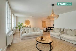 Ruim duplex-appartement (127m²) op de 3de en 4de verdieping van het volledig gerenoveerde gebouw residentie "Fifty-Eight". <br /><br />Dit gebouw is gelegen in een rustige éénrichtingsstraat en werd volledig gerenoveerd in 2021. Het appartement heeft drie volwaardige slaapkamers en is gelegen op een boogscheut van het strand, het Casino, het centrum, openbaar vervoer.<br /><br />Indeling appartement<br />3de verdieping (84m²)<br />- inkomhal met gastentoilet<br />- ruime gezellige woonkamer<br />- geïnstalleerde keuken met aansluitende eetkamer<br />- aparte berging<br />- 1 volwaardige slaapkamer met ensuite douchekamer (ca. 15m²)<br /><br />4de verdieping <br />- nachthal<br />- 2de badkamer met ligbad, inloopdouche, dubbele wastafel en toilet<br />- 2de volwaardige slaapkamer (ca. 10m²)<br />- 3de volwaardige slaapkamer (ca. 12m²)<br /><br />Het appartement wordt verkocht met een conforme elektriciteitskeuring, EPC B, gemeenschappelijke fietsenberging en privatieve kelder. Kortom, dit appartement is voorzien van alle comfort voor een heerlijk verblijf in Blankenberge!<br /><br /><br /><br />De eigendom wordt aangeboden via de Power-sale formule. Op 08/08/2026 tussen 10:00 en 12:00 kan u de woning op afspraak komen bezichtigen en een bod uitbrengen. De vermelde prijs is een instelprijs. Voor meer info, gelieve contact op te nemen met de dossierverantwoordelijke.<br /><br />Bestuursmaatregelen in het maatregelenregister: in aanvraag