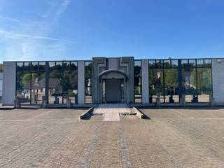 <p><strong>Ontdek dit veelzijdige handelspand van ca. 600 m²</strong>, ideaal gelegen vlakbij het <strong>welbekende industrieterrein van Opglabbeek</strong>. Dankzij deze commerciële toplocatie geniet je van een uitstekende bereikbaarheid, een professionele uitstraling en een vlotte verbinding met belangrijke invalswegen. Perfect voor ondernemingen die showroom, kantoor en opslag wensen te combineren op één strategisch punt.</p>
<h3><strong>Indeling voorzijde (ca. 400 m²)</strong></h3>
<ul>
<li>
<p>Ruime toonzaal, winkelruimte of bureauruimte met veel natuurlijke lichtinval</p>
</li>
<li>
<p>3 afzonderlijke kantoorruimtes, ideaal voor meetings of stille werkplekken</p>
</li>
<li>
<p>Kitchenette en sanitair, volledig voorzien</p>
</li>
</ul>
<h3><strong>Achterliggende hal (ca. 200 m²)</strong></h3>
<ul>
<li>
<p>Extra werk- of opslagruimte dankzij een stevig verhoogd platform</p>
</li>
<li>
<p>Elektrische sectionaalpoort voor efficiënt laden en lossen</p>
</li>
</ul>
<h3><strong>Bijkomende troef</strong></h3>
<ul>
<li>
<p><strong>Grote achterliggende buitenruimte, ideaal voor ruime parking</strong> voor klanten en personeel</p>
</li>
</ul>
<h3><strong>Waarom deze locatie een echte meerwaarde biedt</strong></h3>
<ul>
<li>
<p>Gelegen op een steenworp van het <strong>industrieel hart van Opglabbeek</strong>, waar tal van bedrijven gevestigd zijn</p>
</li>
<li>
<p>Centrale ligging in de regio, ideaal voor bedrijven die actief zijn in Noord-Limburg en daarbuiten</p>
</li>
<li>
<p>Professionele omgeving met hoge zichtbaarheid en tal van voorzieningen in de nabijheid</p>
</li>
</ul>
<h3><strong>Troeven van het pand</strong></h3>
<ul>
<li>
<p>Totale oppervlakte: ca. 600 m²</p>
</li>
<li>
<p>Perfecte combinatie van showroom, kantoor en opslag</p>
</li>
<li>
<p>Praktische indeling en optimale toegankelijkheid</p>
</li>
<li>
<p>Geschikt voor diverse commerciële én ambachtelijke activiteiten</p>
</li>
<li>
<p><strong>Mogelijkheid tot bemeubelde verhuur</strong></p>
</li>
</ul>
<h3></h3>
<p></p>
<p><strong> </strong></p>
