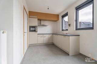 Dit aangename appartement is gelegen op de eerste verdieping van een verzorgd gebouw en combineert comfort met energiezuinig wonen.
Het beschikt over twee slaapkamers (13 m² en 8 m²). De open keuken sluit mooi aan op de lichtrijke leefruimte, wat zorgt voor een gezellige en open sfeer.
Daarnaast is er een grote berging, handig voor extra opbergruimte, en een badkamer met douche. Buiten vind je een terras, perfect om even tot rust te komen.
Een ideaal appartement voor wie comfortabel en energiezuinig wil wonen!