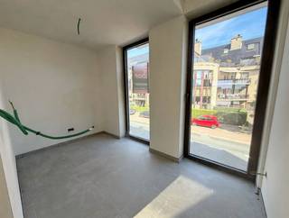 <p><span>Zeer ruim 1 (+1)-slaapkamerappartement (BEN) op de eerste verdieping met uitzonderlijk zuidgericht terras van ca. 43 m² en ondergrondse parkeerplaats, in hartje Maaseik.</span></p><p><span>Dit aangename appartement op de eerste verdieping van de kleinschalige residentie "</span><span>Aan de Gendermerie"</span><span> biedt een bijzonder mooie combinatie van ruimte, licht en hedendaags wooncomfort. Met een bewoonbare oppervlakte van ca. 75 m² en een indrukwekkend zuidgericht terras van maar liefst ca. 43 m², beschikt u hier over een uitzonderlijke buitenruimte die een echte verlenging vormt van de leefruimte. De grote raampartijen zorgen voor een aangename lichtinval en verbinden de leefruimte op een natuurlijke manier met het ruime terras. Daarnaast beschikt het appartement over een extra ruimte die flexibel kan worden ingericht als bureau, hobbyruimte, of logeerkamer. </span></p><p><span>De residentie telt slechts zes appartementen en wordt gerealiseerd volgens de hedendaagse BEN-normen, met onder meer een warmtepomp, zonnepanelen, vloerverwarming, ventilatiesysteem D en een uitstekende isolatie. De keuken en badkamer worden momenteel volledig afgewerkt en zijn inbegrepen in de aankoopprijs. Dit project komt in aanmerking voor het </span><span>verlaagde btw-tarief van 6% (onder voorwaarden). De oplevering van dit appartement is voorzien voor eind november 2026!</span></p><p><span> </span></p><p><span>Indeling appartement:</span></p><ul><li><span>Inkomhal met toegang tot alle vertrekken</span></li><li><span>Lichtrijke leefruimte voorzien van een open keuken en zithoek, met rechtstreekse toegang tot het royale zuidgerichte terras</span></li><li><span>Polyvalente ruimte achter de leefruimte, ideaal als bureel, hobbyruimte of logeerkamer</span></li><li><span>Nachthal met mogelijkheid tot het plaatsen van inbouwkasten</span></li><li><span>Ruime slaapkamer aan de achterzijde, eveneens met rechtstreekse toegang tot het terras</span></li><li><span>Badkamer voorzien van inloopdouche en wasmeubel met wastafel</span></li><li><span>Gastentoilet met fonteintje</span></li><li><span>Praktische berging met aansluitingen voor wasmachine en condensdroger</span></li><li><span>Zonnig en uitzonderlijk ruim zuidgericht terras van ca. 43 m²</span></li></ul><p><span> </span></p><p><span>Alle troeven op een rij:</span><span><br /><br /></span></p><ul><li><span>Kleinschalige residentie met slechts 6 appartementen</span></li><li><span>BEN-woonproject (E-peil E20) met warmtepomp, zonnepanelen, vloerverwarming, ventilatiesysteem D en uitstekende isolatie</span></li><li><span>Uitzonderlijk groot zuidgericht terras van ca. 43 m²</span></li><li><span>Veel natuurlijke lichtinval dankzij de grote raampartijen</span></li><li><span>Zonwerend glas aan de zuidzijde, in combinatie met hoogwaardig aluminium schrijnwerk</span></li><li><span>Keuken en badkamer worden volledig afgewerkt en zijn inbegrepen in de aankoopprijs</span></li><li><span>Ondergrondse autostaanplaats inbegrepen, met voorziening voor het opladen van een elektrische wagen</span></li><li><span>Gemeenschappelijke fietsenstalling met individueel oplaadpunt</span></li><li><span>Rustige én centrale ligging, op wandelafstand van winkels, horeca, openbaar vervoer en recreatie</span></li><li><span>Gelegen in het hart van Maaseik, met alle dagelijkse voorzieningen binnen handbereik</span></li></ul><p><span> </span></p><p><span>Een bijzonder aangenaam appartement voor wie op zoek is naar ruimte, licht en hedendaags wooncomfort, met als absolute troef het uitzonderlijk ruime zuidgerichte terras.</span><span> De combinatie van de kleinschalige residentie, energiezuinige technieken, flexibele indeling en centrale ligging maakt dit een aantrekkelijke woonplek voor zowel een alleenstaande als een koppel.</span></p><p><span> </span></p>