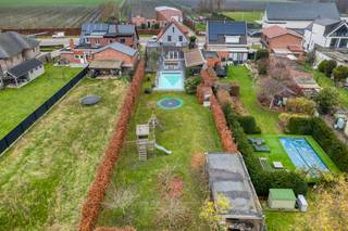 Op zoek naar een instapklare, energiezuinige open bebouwing mét zwembad? Dan zit je hier helemaal goed. Deze woning combineert comfort, stijl en ontspanning. Met 3 slaapkamers en 2 badkamers is er plaats voor het hele gezin én voor jezelf.  Dit alles met een erg laag energielabel B van 173 kWh/m² (vóór plaatsing zonnepanelen en isolatie garage).<br /><br />De blikvanger is de ruime nieuwbouw leefkeuken, met prachtig zicht op de tuin, het verwarmde zwembad en poolhouse. Binnen en buiten lopen naadloos in elkaar over. Het terras en poolhouse met buitenkeuken zorgen voor een instant vakantiegevoel: relaxen voor jou, speelplezier voor de kinderen.  Elke dag vakantie thuis !<br /><br />Ook de ligging scoort: vlot bereikbaar met auto en bus, goede verbindingen naar Sint-Niklaas, Beveren, Antwerpen en de Waaslandhaven.<br /><br />De woning is grotendeels vernieuwd: akoestisch hoogrendementsglas, warmtepompen, (deels) vloerverwarming, zonnepanelen, geïsoleerd, nieuw dak, elektriciteit conform, alarm, videofoon, nieuwe garage, Padoek gevelbekleding en poort. <br /><br />Indeling: inkomhal, wc, woonkamer, volledig ingerichte leefkeuken met zicht op de tuin, 2 badkamers, wasplaats, 3 slaapkamers, zolderberging, garage, tuin, terras, poolhouse en zwembad.<br /><br />Kom zelf ontdekken zorgeloos wonen in een landelijke omgeving écht voelt.<br /><br />Bestuursmaatregelen in het maatregelenregister: nee