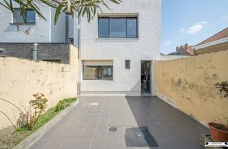 Dans la Zuidstraat à Bredene, vous trouverez cette maison rénovée  et prête à l'emploi avec quatre grandes chambres. Grâce à son emplacement...