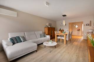 <p>Dit aangename gelijkvloerse appartement in de Kardinaal Mercierlaan is een mooie opportuniteit voor wie op zoek is naar comfort, een vlotte bereikbaarheid en een uitstekende ligging in Heverlee. Het Arenbergpark, Imec, Gasthuisberg en de KU Leuven bevinden zich allemaal op korte afstand.<br />Het appartement werd in 2024 deels gerenoveerd en biedt een aangename en praktische indeling. De ruime inkomhal met vestiairekast geeft toegang tot de gezellige leefruimte met airconditioning en terras.<br />Daarnaast zijn er de volledig ingerichte keuken, 2 slaapkamers, een verzorgde badkamer en voldoende bergruimte. Een ruime kelderberging en gesloten garagebox vervolledigen het aanbod en zijn inbegrepen in de prijs.<br />Een appartement met een combinatie die je niet elke dag tegenkomt: gelijkvloers wonen, buitenruimte, een garagebox én een topligging in Heverlee.</p><p>Interesse? Plan vandaag nog je bezoek via frank.geurts@living-stone.be</p>