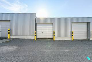 Deze loods van ca. 105 m² (17,65M x 6 M) met automatische sectionaalpoort (afmeting 3M x 3M) is zeer centraal gelegen in West-Vlaanderen...