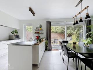 <p>Zoek je een moderne, energiezuinige woning waar comfort, rust en privacy samenkomen? Deze recente halfopen BEN-woning ligt in een rustige straat aan de landelijke rand van Houthulst op slechts 1 km van het centrum en supermarkten. Wandel -en fietsliefhebbers halen hun hart op in de nabijgelegen natuur. Bij binnenkomst verwelkomt de verzorgde inkomhal je met een gastentoilet. De lichtrijke leefruimte vormt het hart van de woning met een ruime zit -en eethoek. De open, volledig uitgeruste keuken sluit naadloos aan op een praktische was-en bergruimte. Boven vind je 4 volwaardige slaapkamers, afzonderlijk toilet en een badkamer met inloopdouche en wastafel. Buiten geniet je op het terras en in de onderhoudsvriendelijke, volledig omheinde tuin van optimale privacy.</p>
<p>De woning is 100% instapklaar, volledig geschilderd, omheind en voorzien van verduistering.</p>
<p>Verhuizen kan zonder zorgen!</p>
<br />Extra troeven:<br />
<ul>
<li>Energiezuinig: BEN-woning, 5 zonnepanelen, regenwaterput van 7000L</li>
<li>Comfort en afwerking; Verduisterende screens in alle kamers, conforme elektriciteit, inpandige garage met ruime oprit</li>
<li>Financieel: Mogelijkheid tot aankoop aan slechts 2% registratierechten (onder voorwaarden)</li>
<li>Ligging: Rustig en groen, doch vlak bij alle voorzieningen.</li>
</ul>
<br />Te koop zonder makelaar via Smart Houses. Wenst u meer informatie of een bezoek? Contacteer rechtstreeks de eigenaar <span>+32479876631</span>