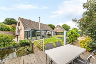 Deze open bebouwing op 575m² grond gelegen in een kindvriendelijke, rustige en groen wijk biedt het allemaal...<br /><br />ONTDEK DE WONING VIA DE VIDEO: https://youtube.com/shorts/W2soIcwEqqk<br /><br />INDELING:<br /><br />GLV: Inkomhal (5,85m²) met toilet en washandbakje - leefruimte (22,66m²) - veranda met houtkachel (20,58m²) - half open keuken met inductiekookplaat, vaatwasser, frigo, heteluchtoven en microgolfoven (11,12m²) - badkamer 1 met inloopdouche, enkel wasmeubel en handdoekradiator (3,78m²) - slaapkamer (12,8m²) - garage met aansluitende wasberging (30,6m²) - terras (40m²) - tuin met achteruitweg (297,50m²) - carport (29m²) <br /><br />1STE VERDIEPING: Nachthal (6,32m²) - badkamer met ligbad, toilet, enkel wastafel en handdoekradiator (6,11m²) - 2 slaapkamers met mogelijkheid tot 3de slaapakmer (20m² - 20m²) <br /><br />EXTRA: 32 zonnepanelen - 10.000L regenwater - lucht/lucht warmtepomp - asbestveilig<br />