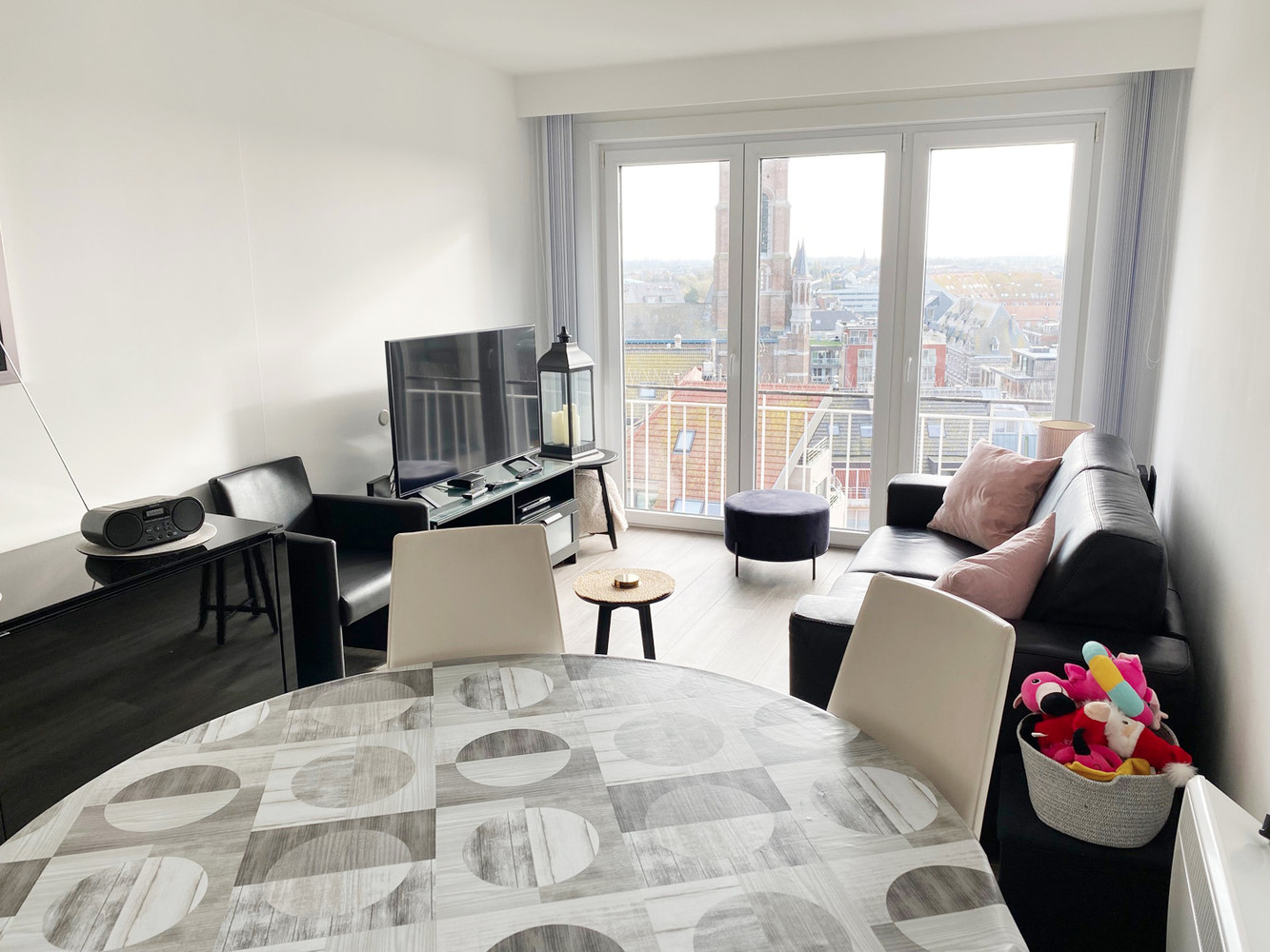 Volledig gerenoveerd en betaalbaar appartement met 1 slaapkamer, gelegen op de 9e verdieping van complex "Costa Brava". - photo 5